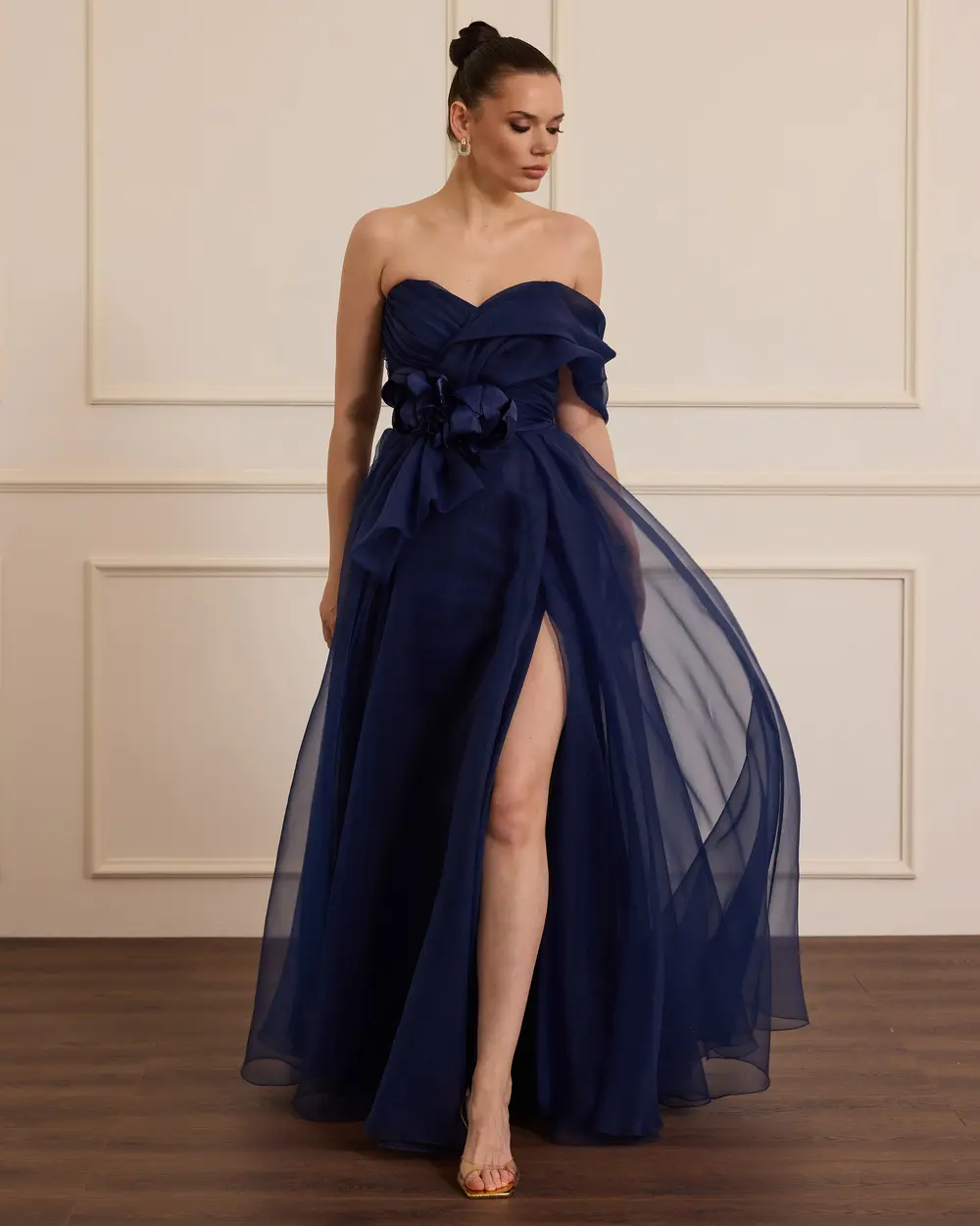 Çiçek Aksesuarlı Yırtmaçlı Abiye