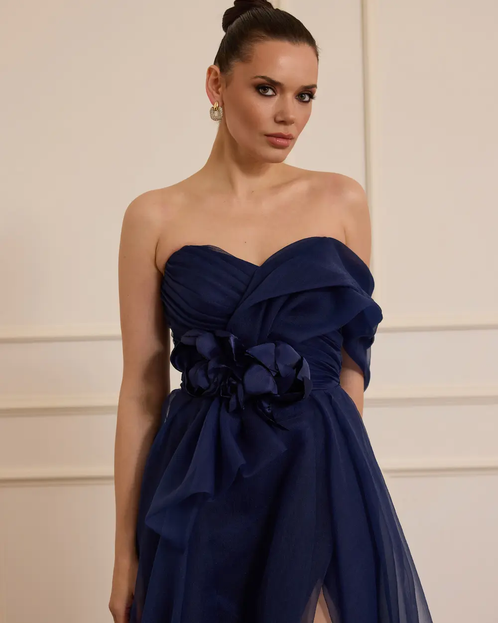 Çiçek Aksesuarlı Yırtmaçlı Abiye