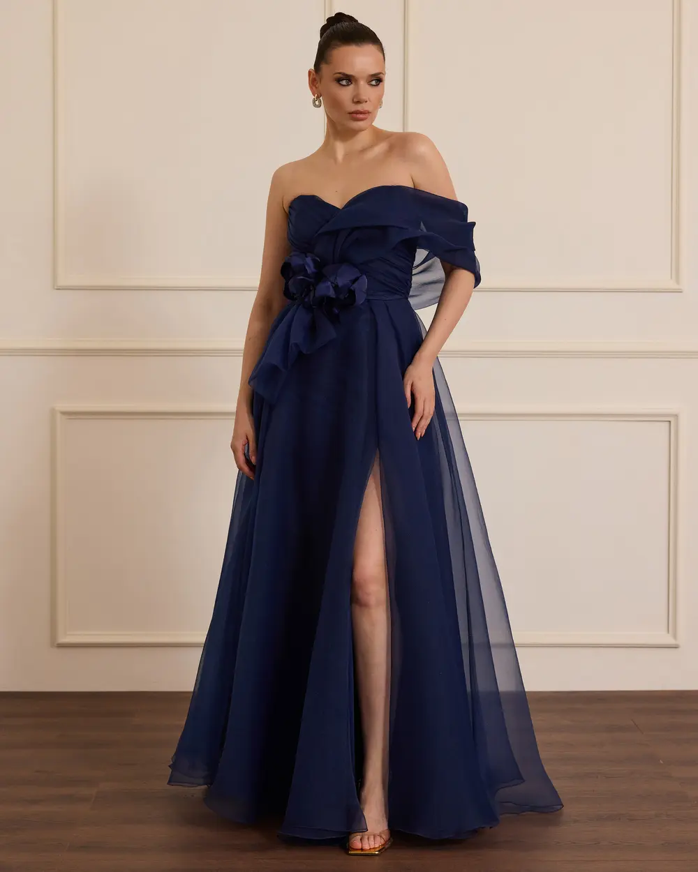 Çiçek Aksesuarlı Yırtmaçlı Abiye