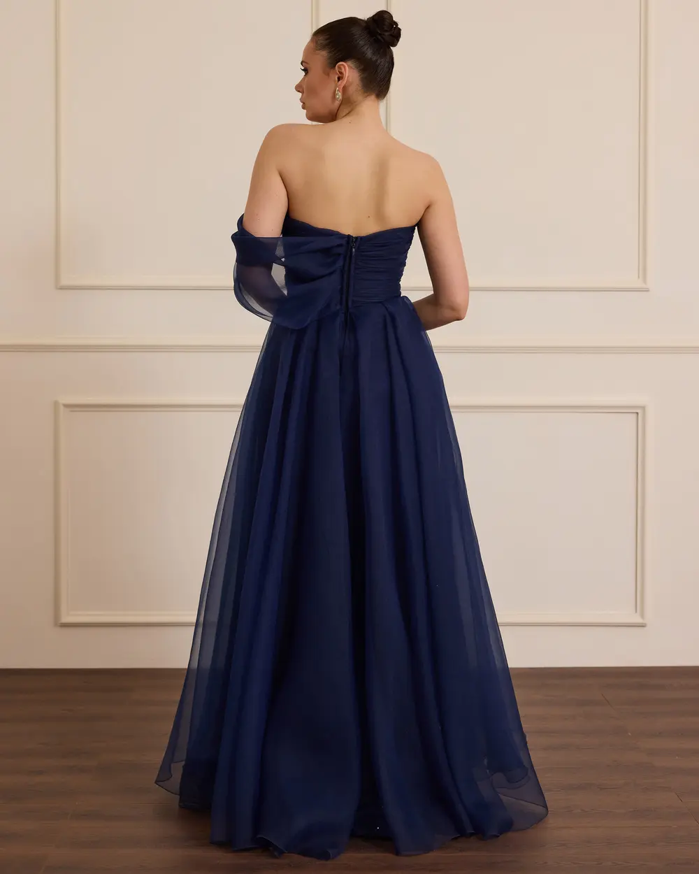 Çiçek Aksesuarlı Yırtmaçlı Abiye