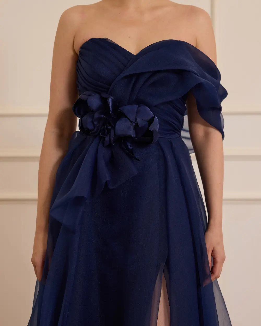 Çiçek Aksesuarlı Yırtmaçlı Abiye