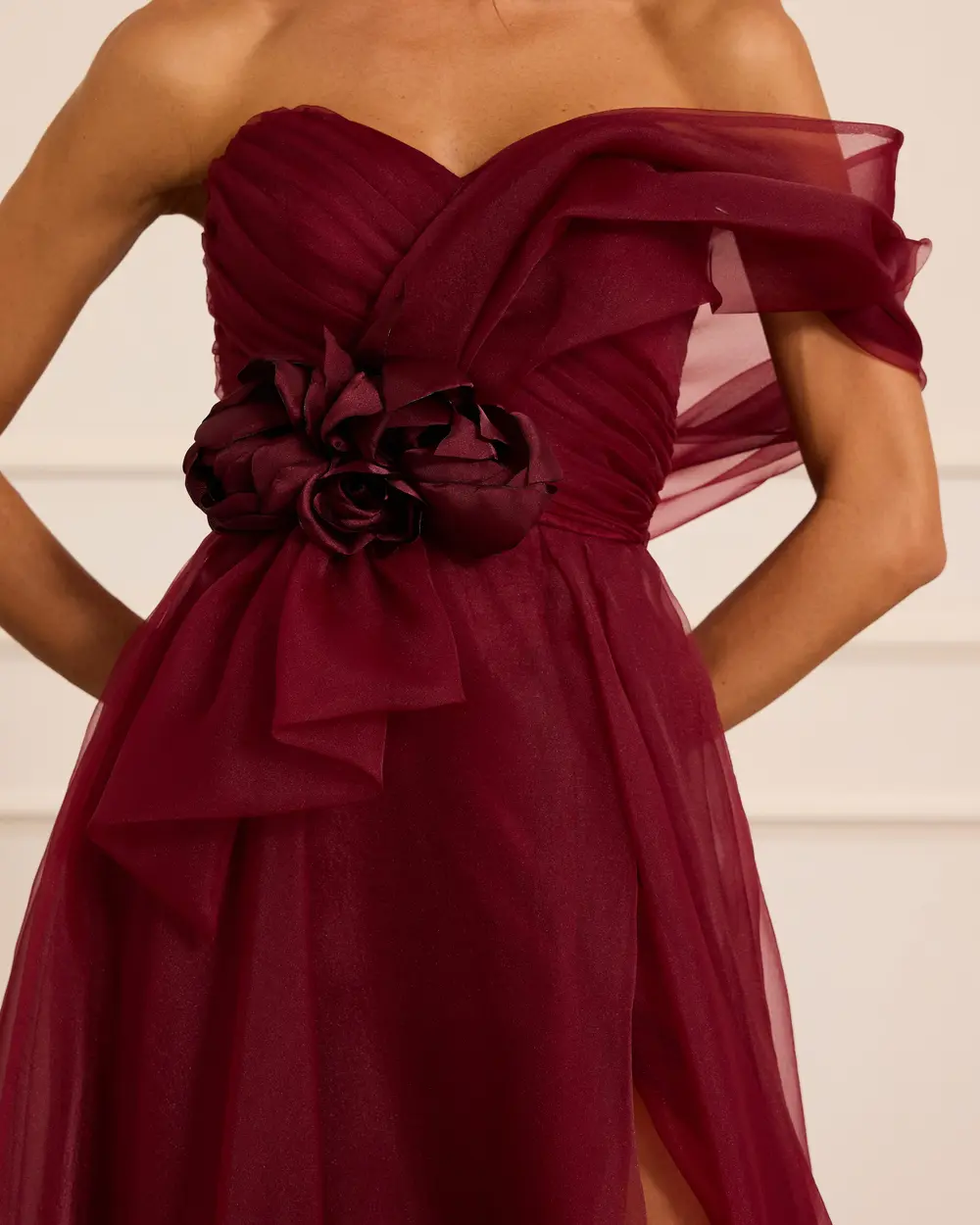 Çiçek Aksesuarlı Yırtmaçlı Abiye