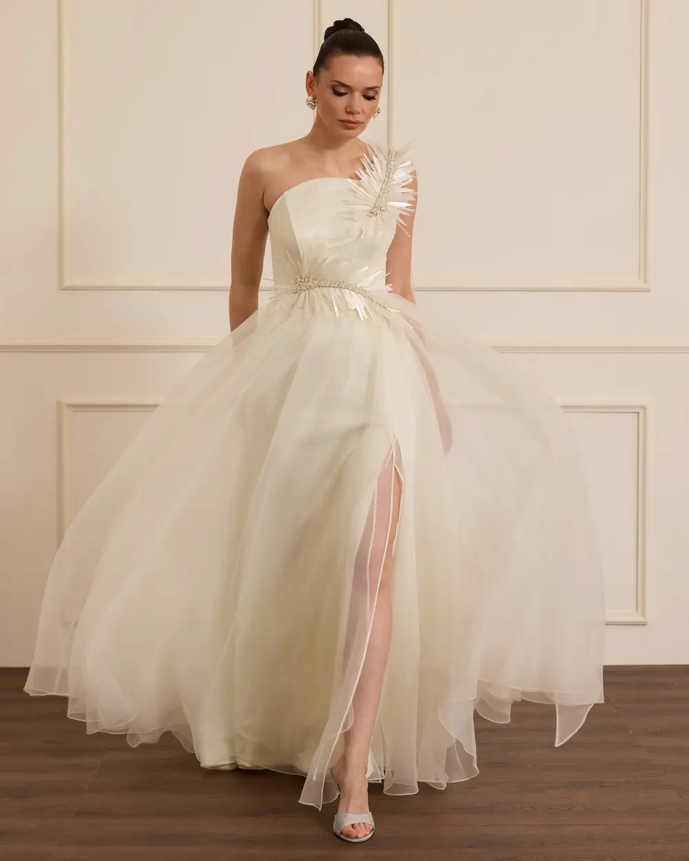 Aksesuar Detaylı Organze Kloş Abiye