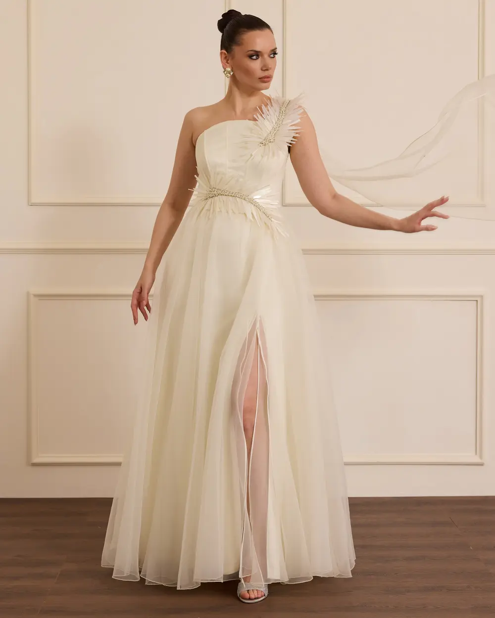 Aksesuar Detaylı Organze Kloş Abiye