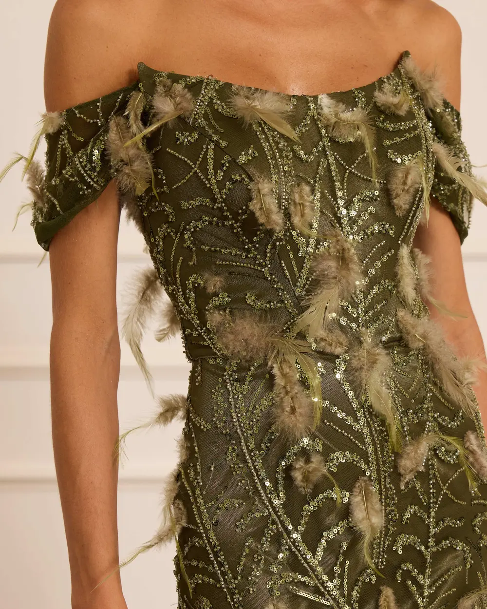 Tüy Detaylı Düşük Kol Balık Abiye