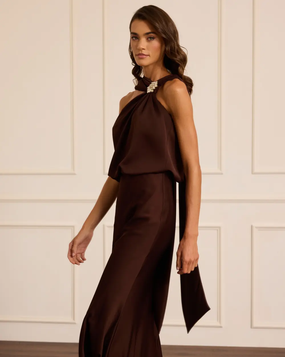 Aksesuar Detaylı Tek Kol Abiye