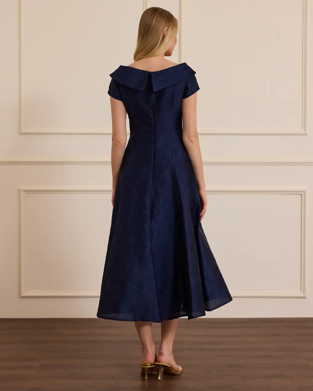 Desenli Düğme Detaylı Midi Abiye