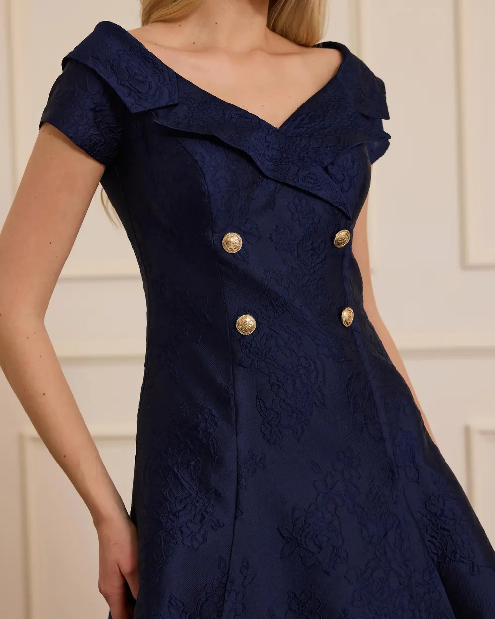 Desenli Düğme Detaylı Midi Abiye