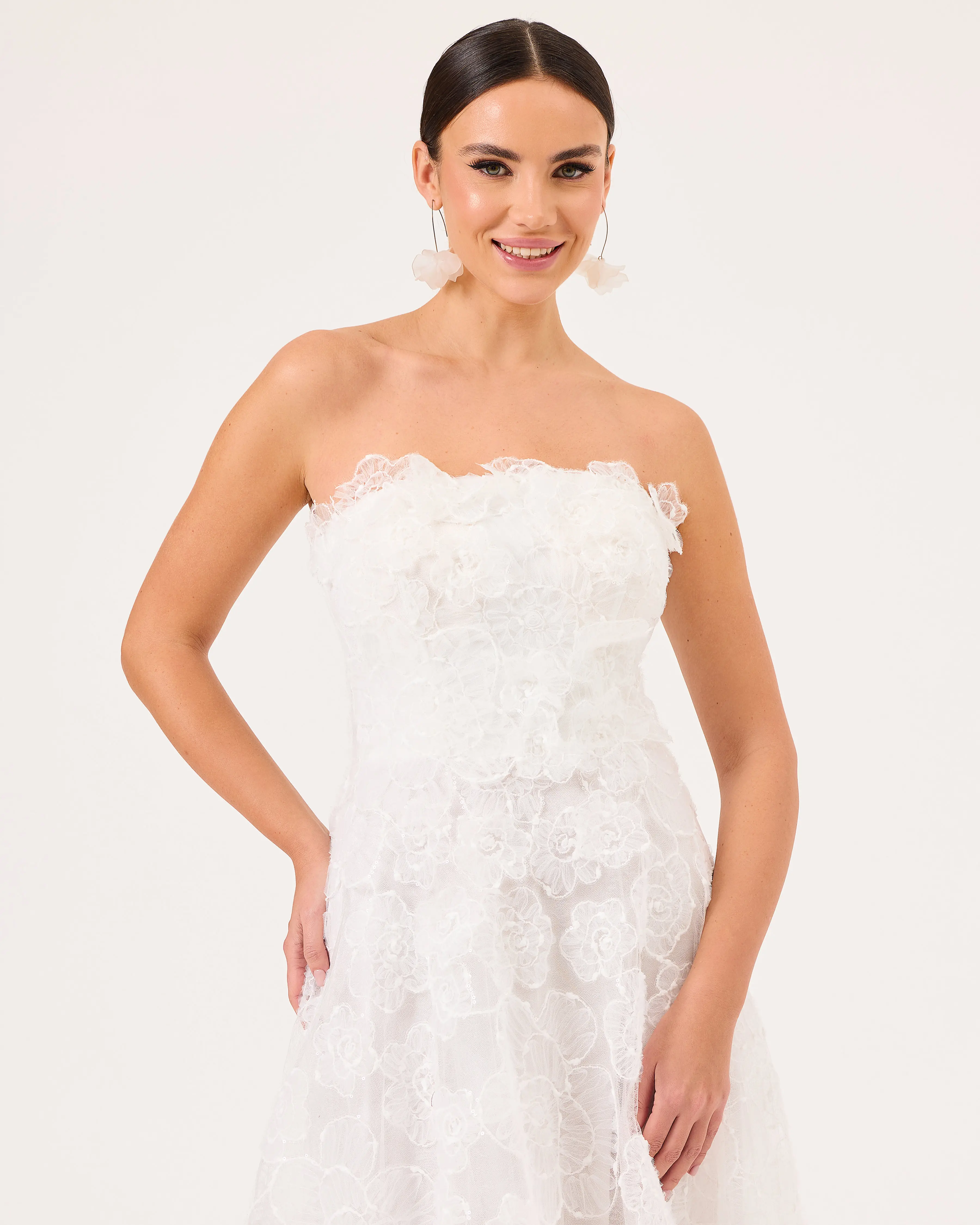 Straplez Yaka Çiçek Motifli Tül Abiye