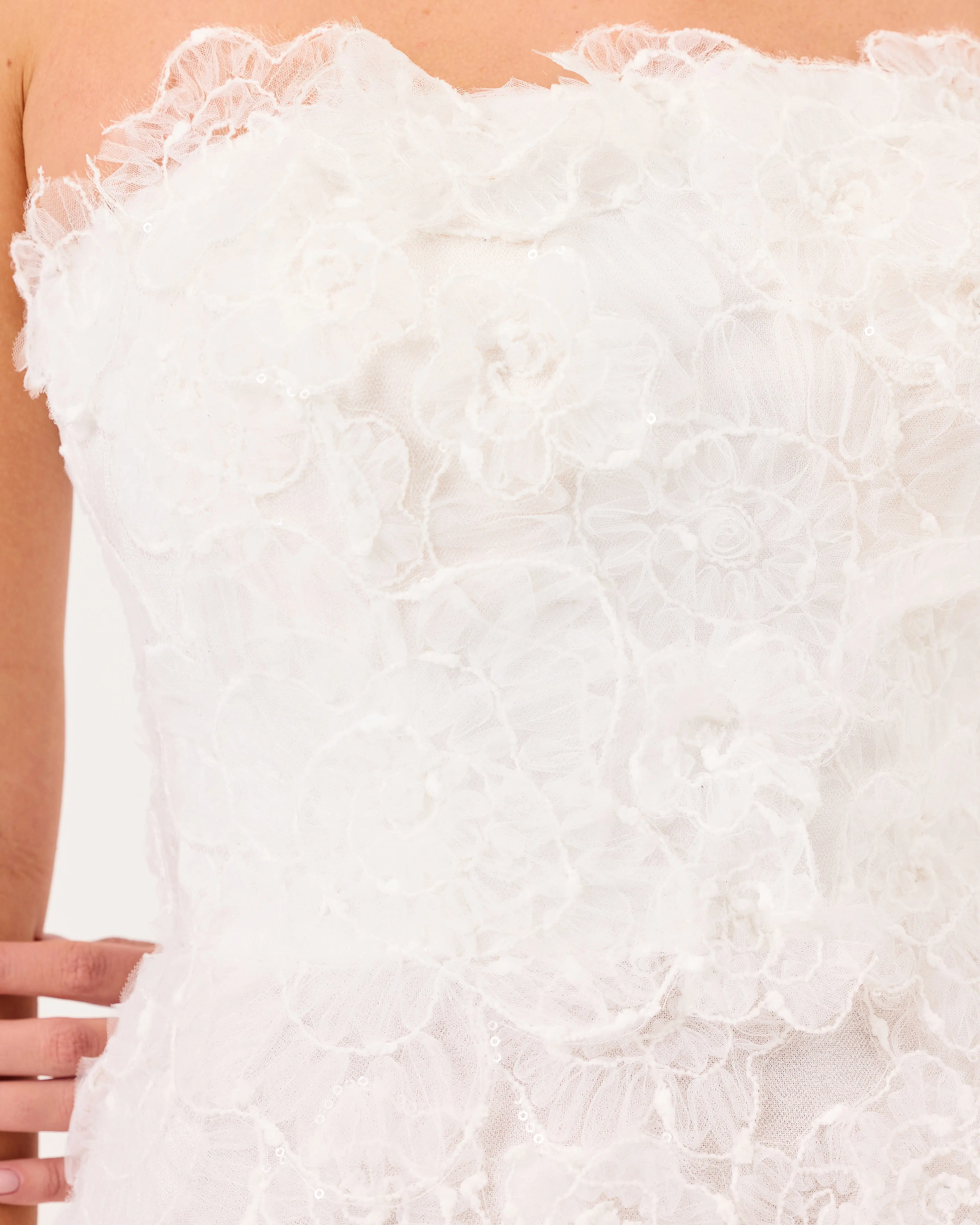 Straplez Yaka Çiçek Motifli Tül Abiye