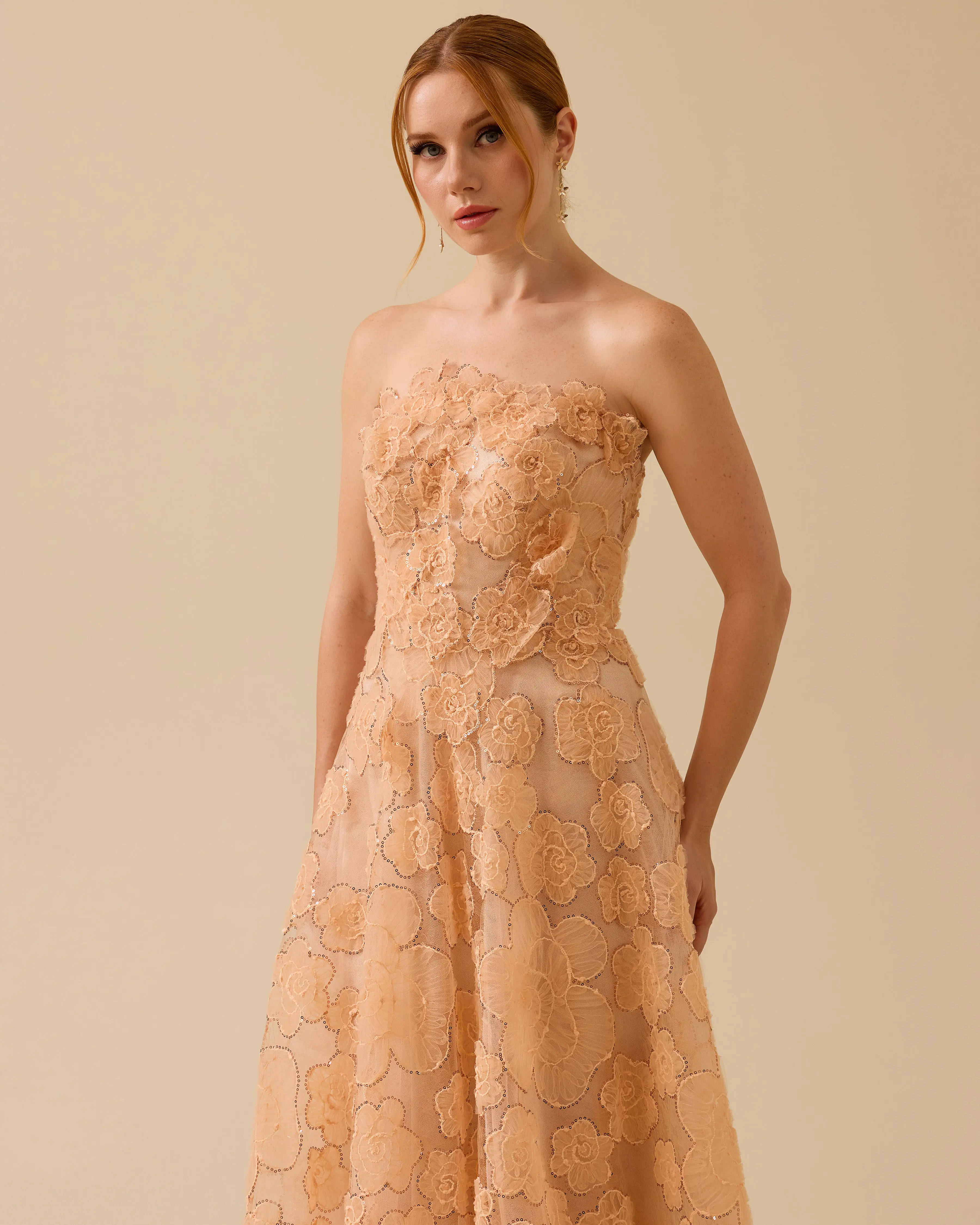 Straplez Yaka Çiçek Motifli Tül Abiye