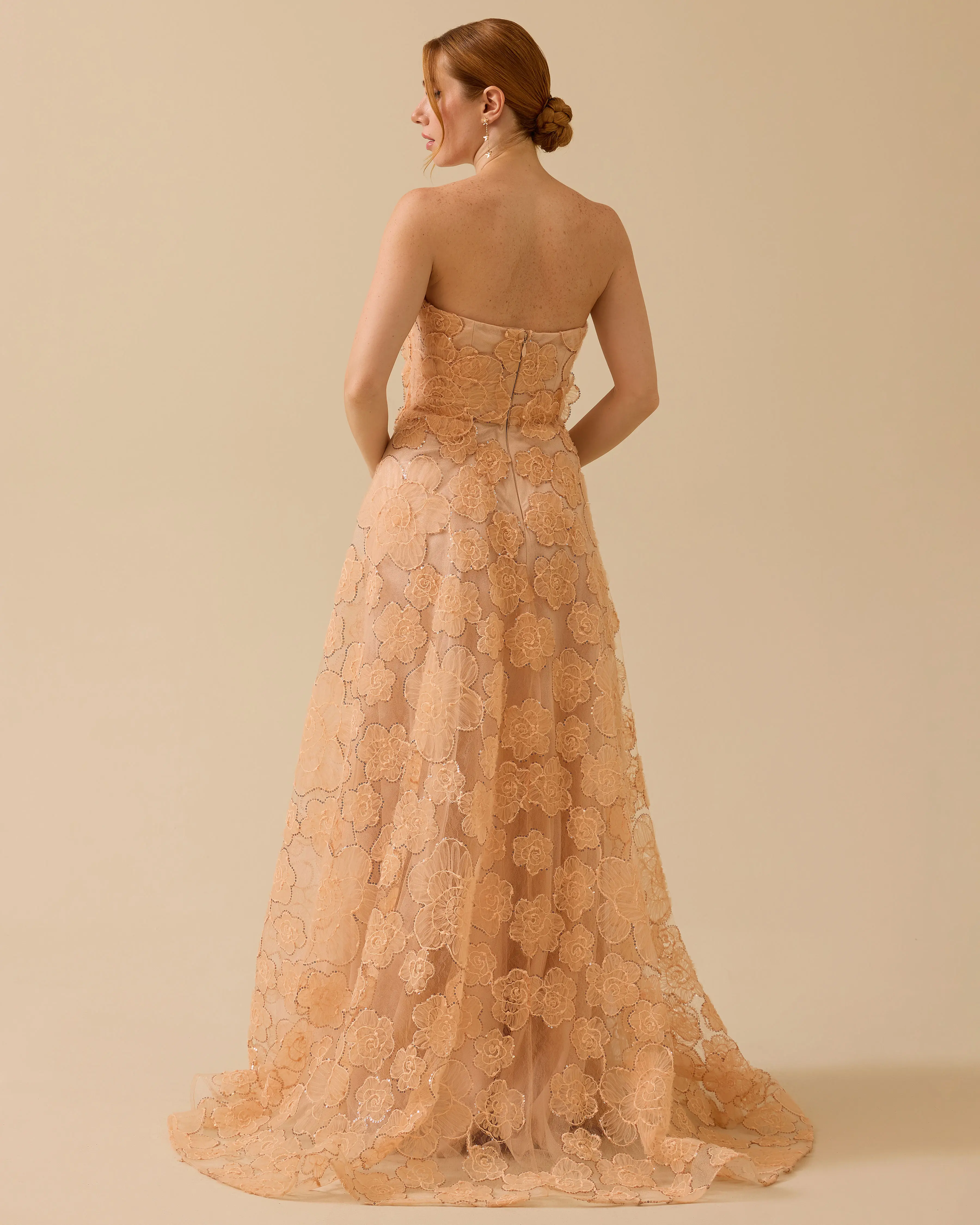 Straplez Yaka Çiçek Motifli Tül Abiye