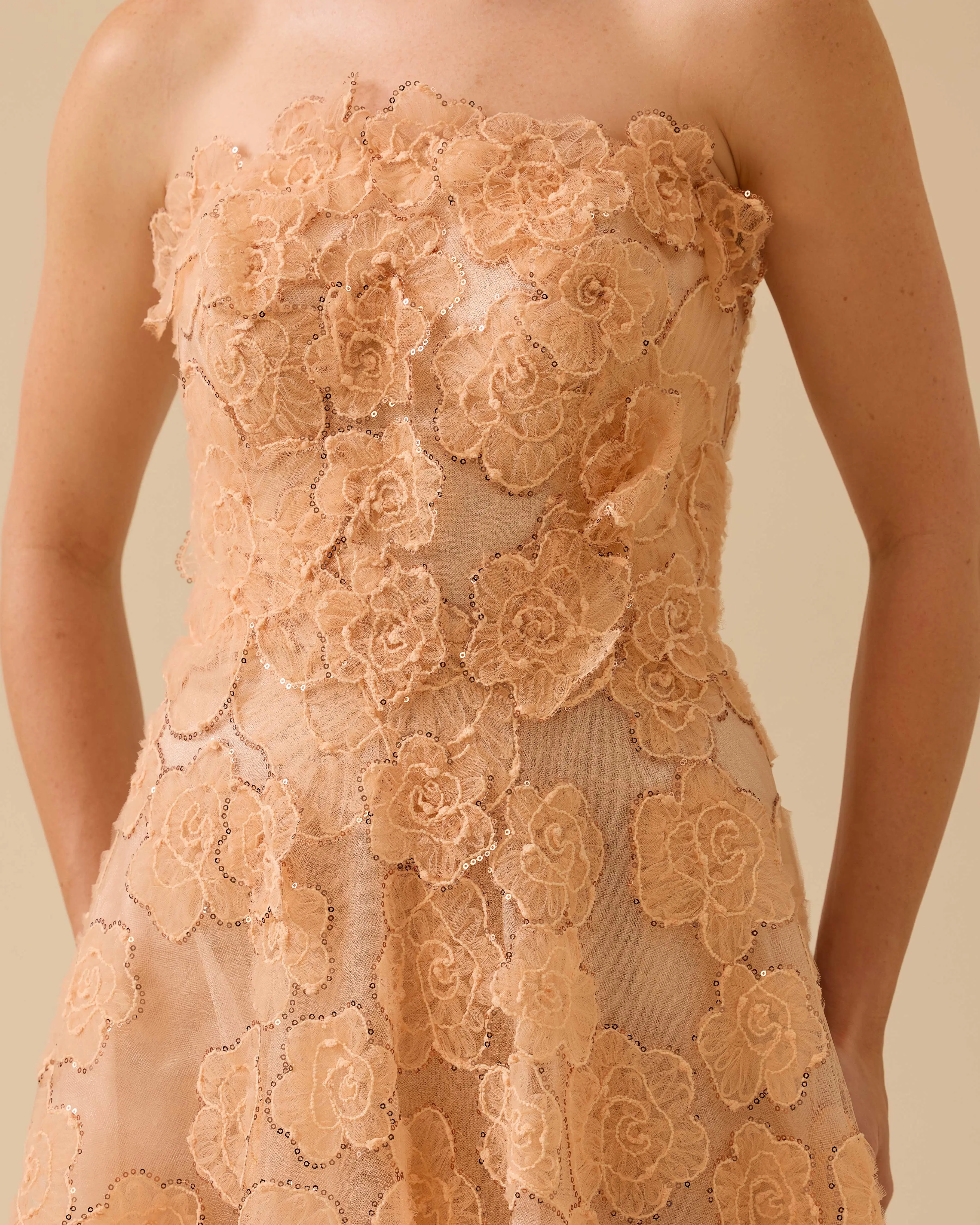 Straplez Yaka Çiçek Motifli Tül Abiye