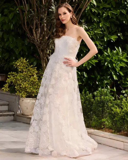 Straplez Yaka Çiçek Motifli Tül Abiye